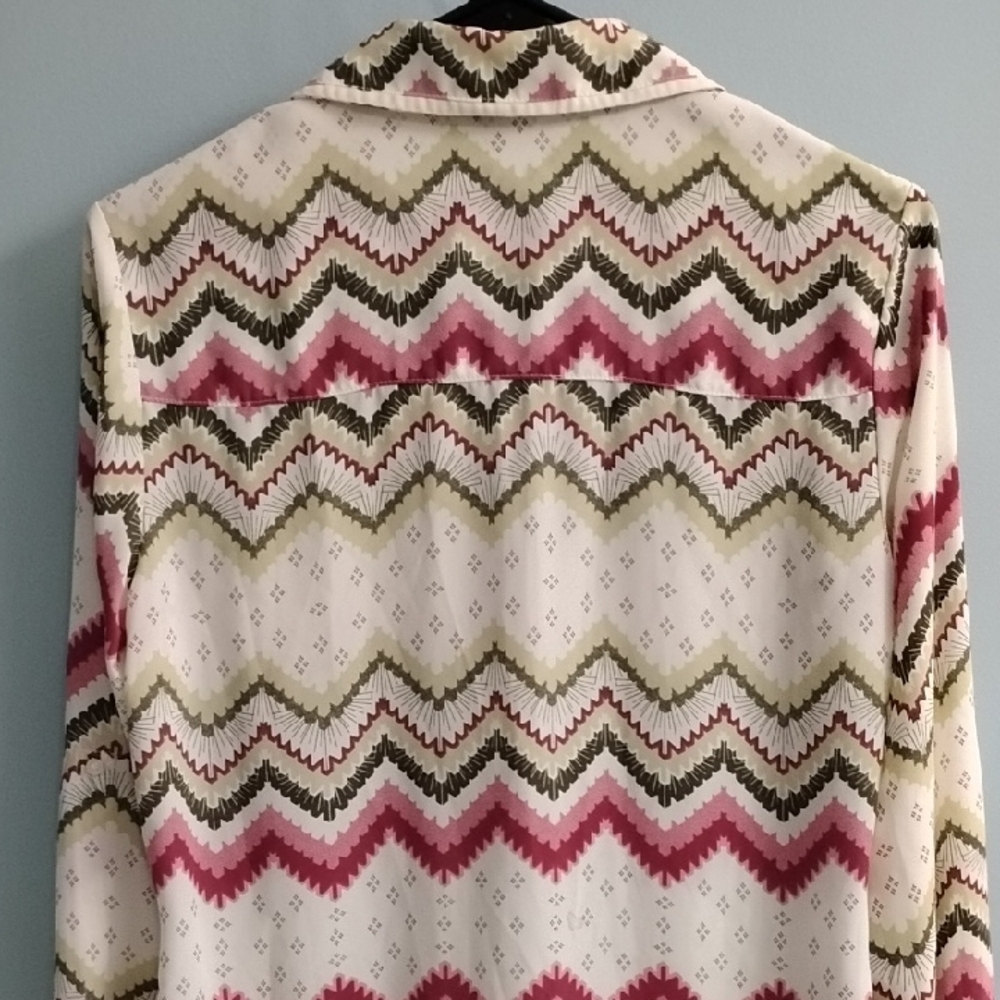 Beautiful Like New ❤️  Candie's Multicolor Chevron Blouse Size Medium - Picture 4 of 5